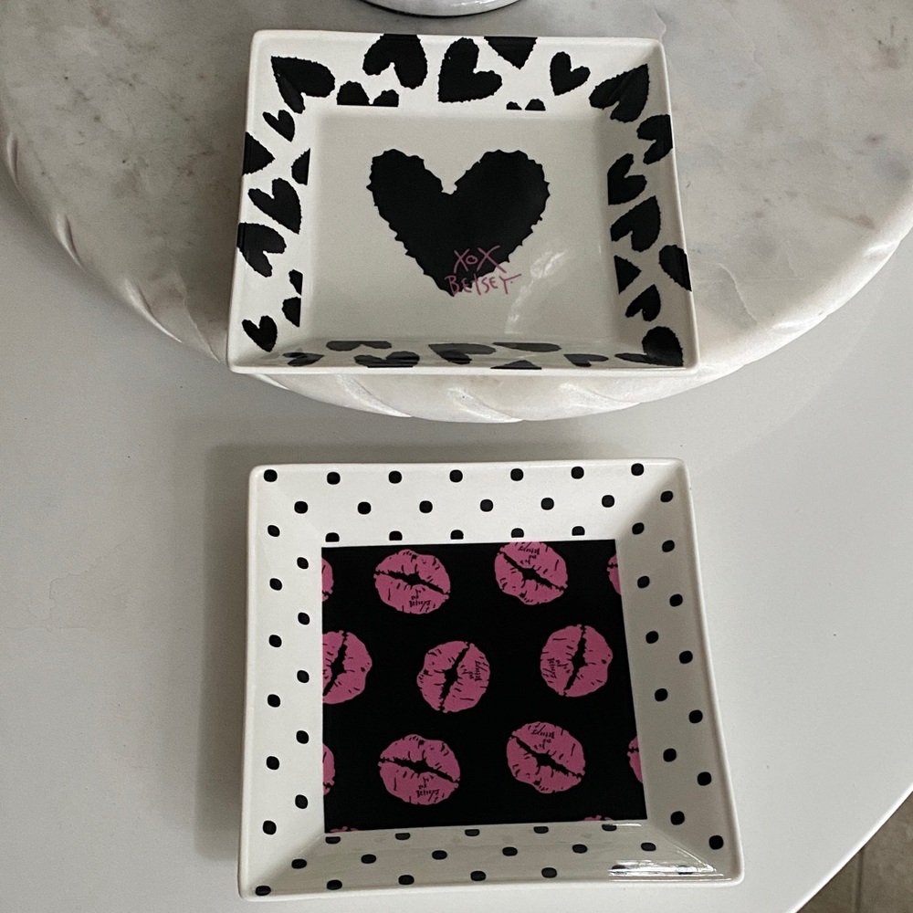 😍SET OF 2 BETSEY JOHNSON Heart ❤️ and Lips 👄 Square Plates!